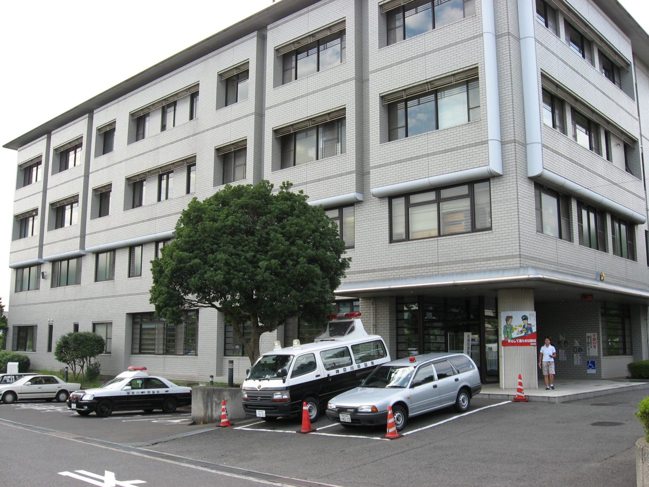 青葉警察署の建物。入口の前にパトカーがとまっている