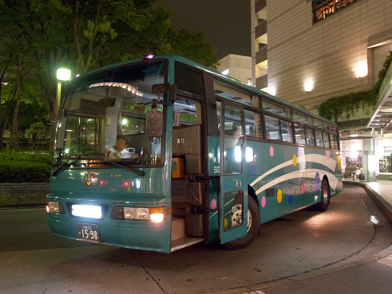 夜の新百合ヶ丘駅前のバスのりばに着いた、水色に水玉もようの川崎市バス