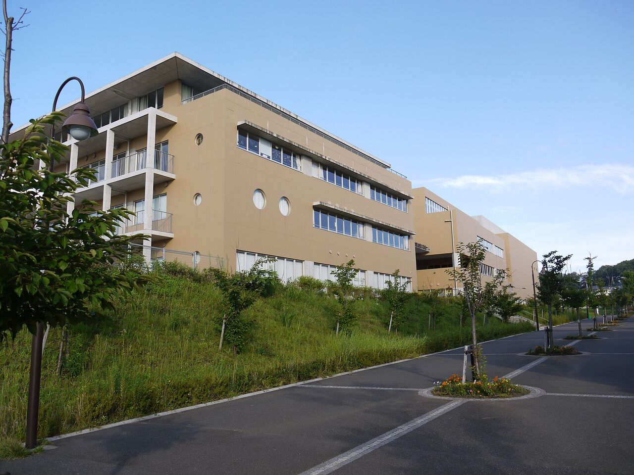 はるひ野にある学校の建物
