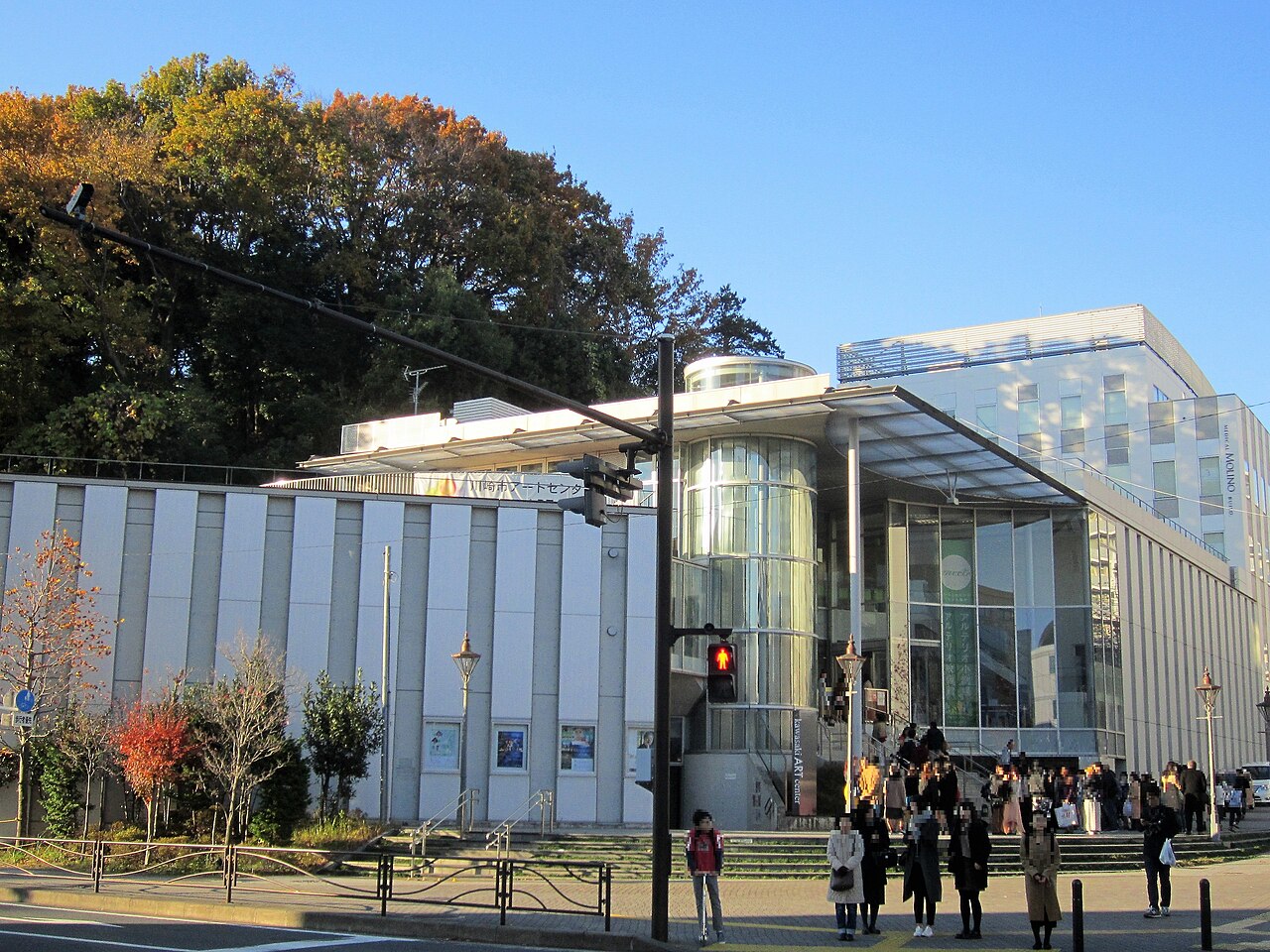 川崎市アートセンターの外観。ガラス張りの入口に、人が集まっている