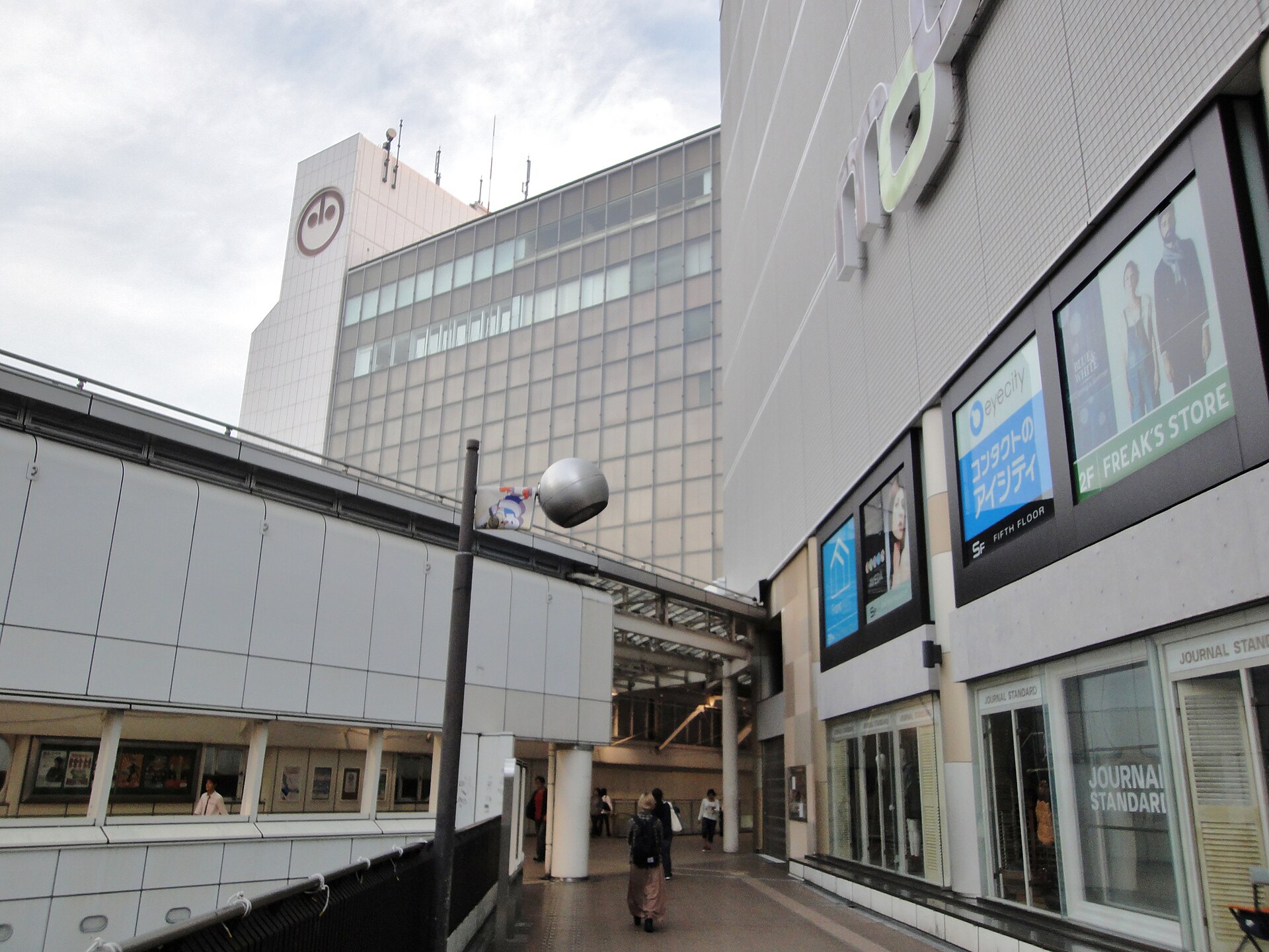 町田駅の近くのようす。通路の左右に商業ビルが建っている