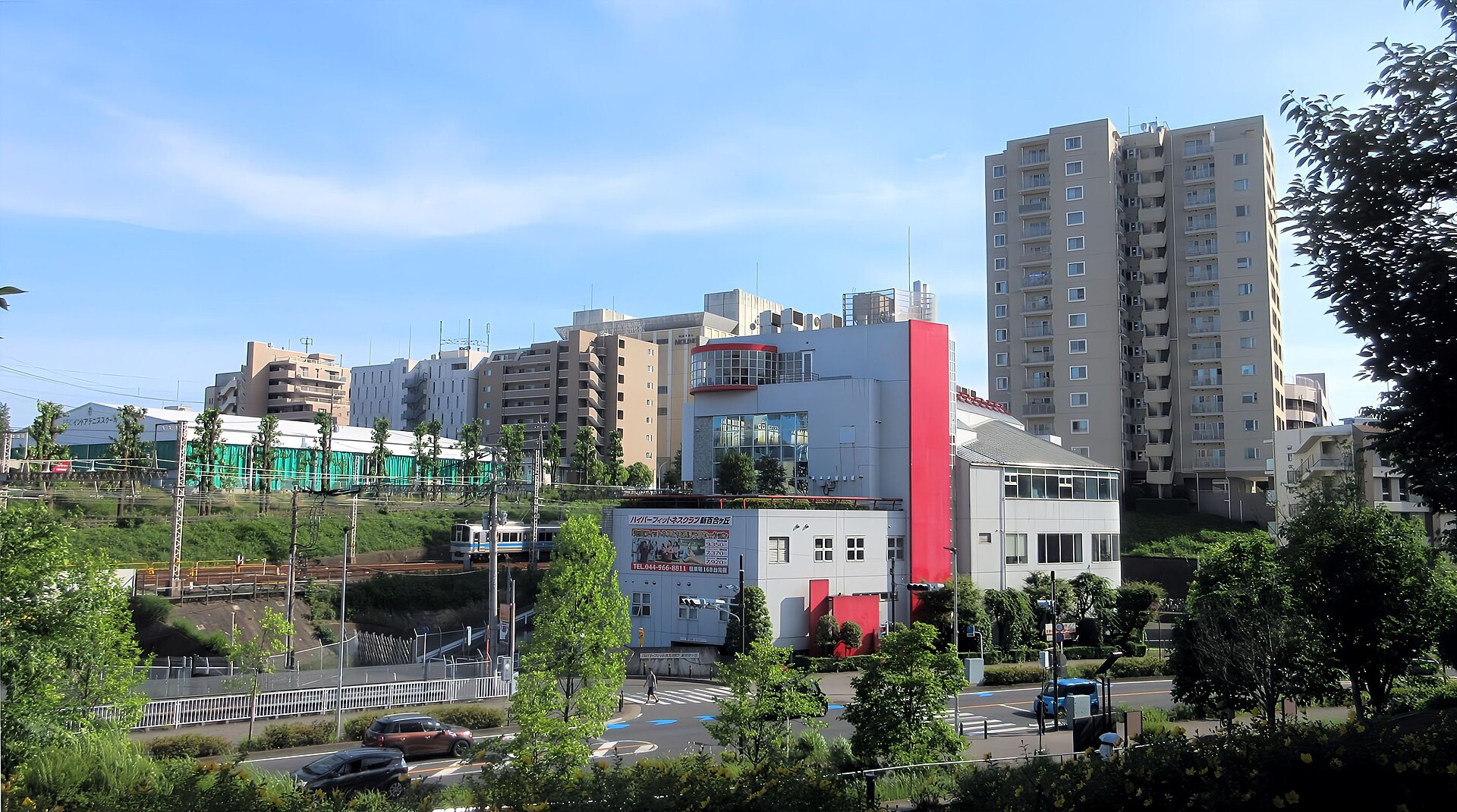 万福寺のほうから、新百合ヶ丘駅の方向を見た街並み。マンションと小田急線の電車が見える