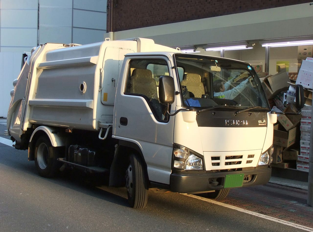 白いごみ収集車が道ばたに止まっている（撮った場所は分かりません。麻生区の写真とは限りません）
