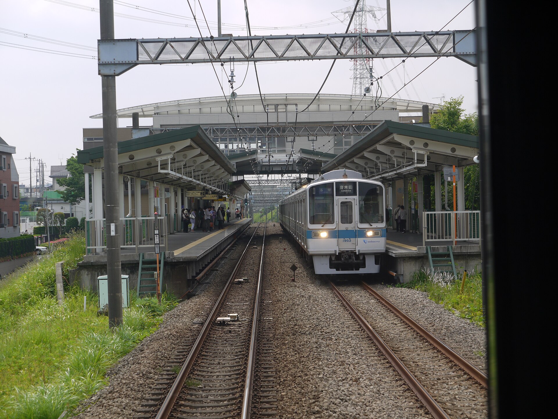 五月台駅のホームに入ってくる電車。ホームの上に、駅の建物の丸い屋根が見える