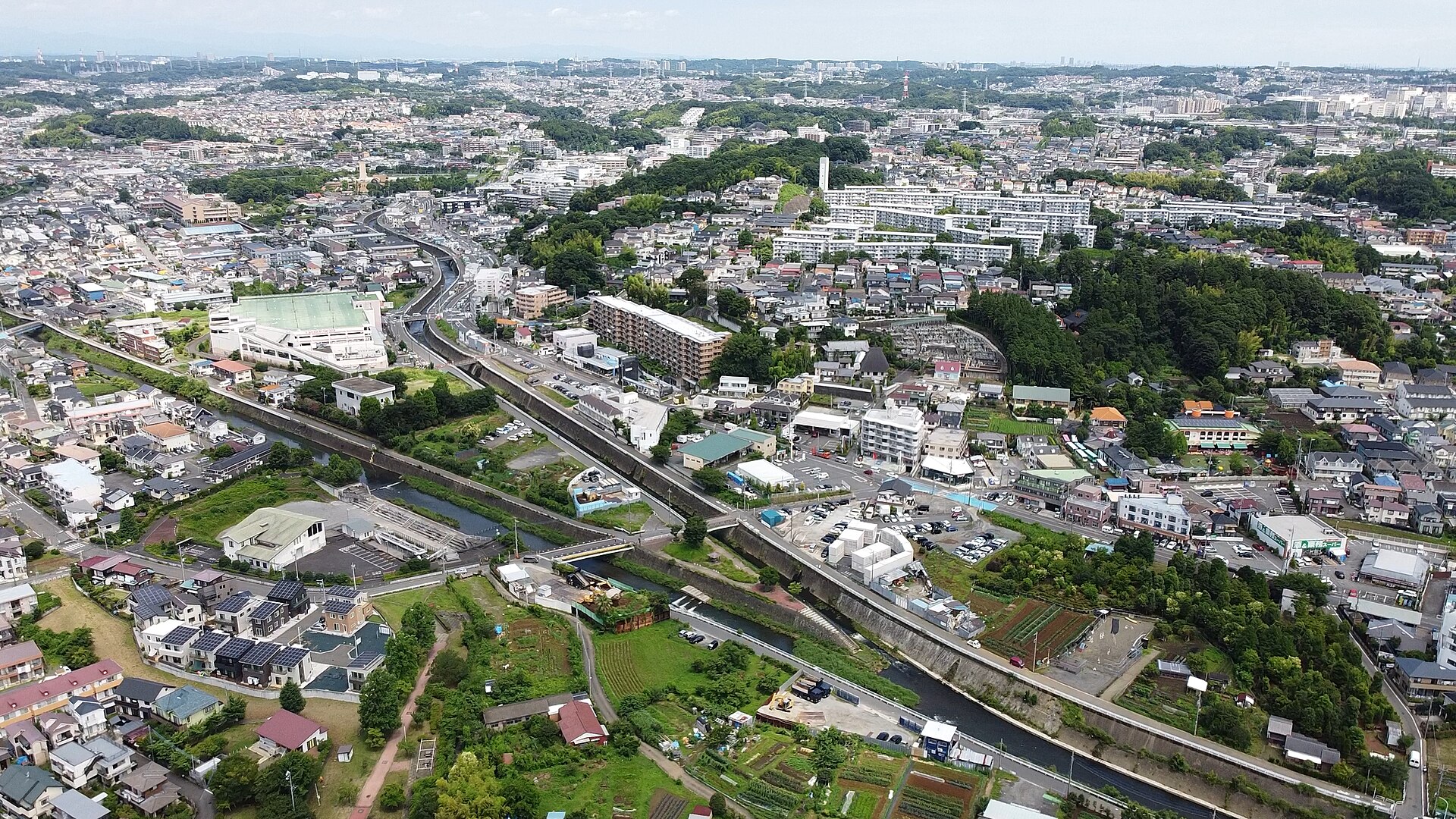 空から見た、鶴見川と麻生川のあたり。川ぞいに住宅や畑が広がる（麻生区のハザードマップで洪水が想定される川の一帯）