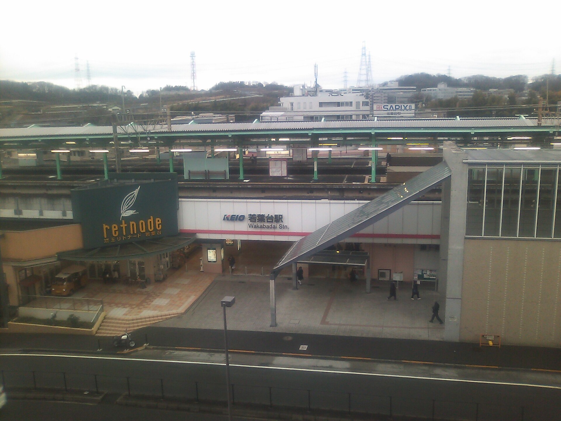 京王若葉台駅の駅前。「KEIO 若葉台駅」の看板と、駅ビルの店が見える
